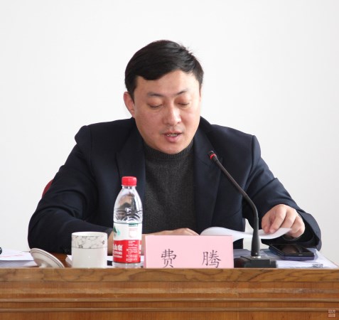 常務副總經(jīng)理費騰宣讀表彰決定