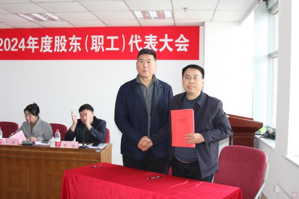 9、王董事長與融基檢測公司經(jīng)理余建文簽訂2025年目標責任書