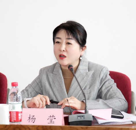 黨委書記、副董事長楊瑩主持會議（采用照片）
